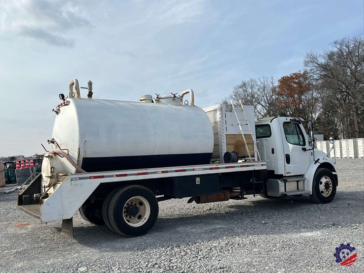 2005-freightliner-m2-business-class-s/a-water-truck-image-4