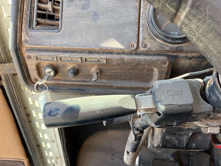 1995-freightliner-fld120-image-14