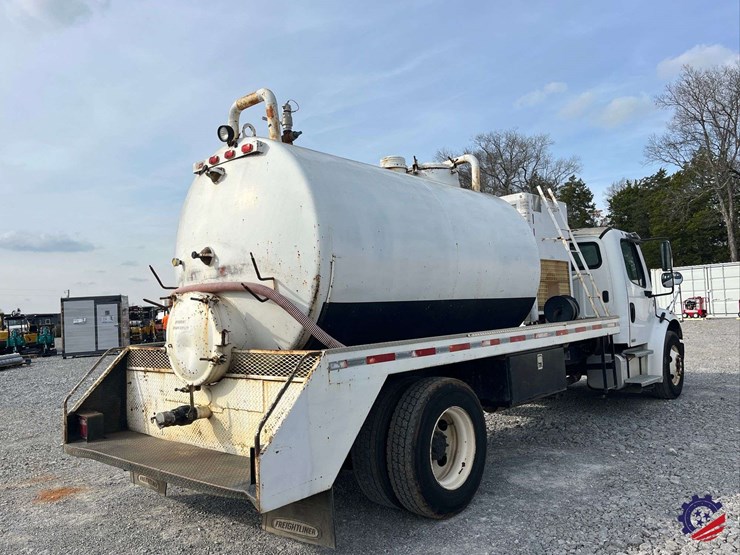 2005-freightliner-m2-business-class-s/a-water-truck-image-29