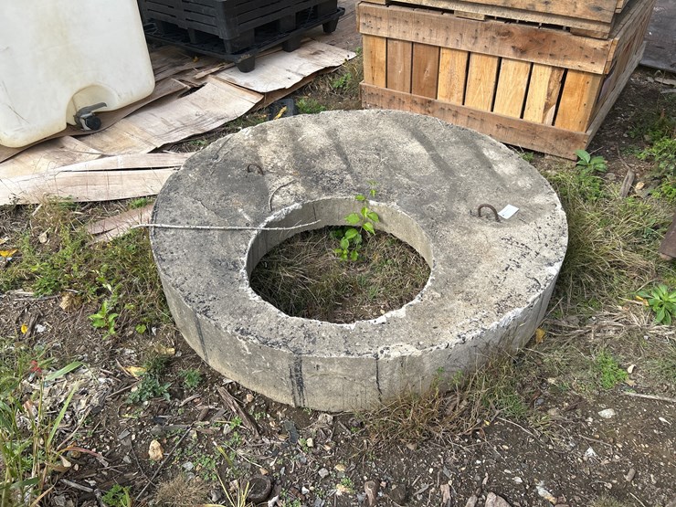 #136-•-58”-round-cement-access-hatch-image-1