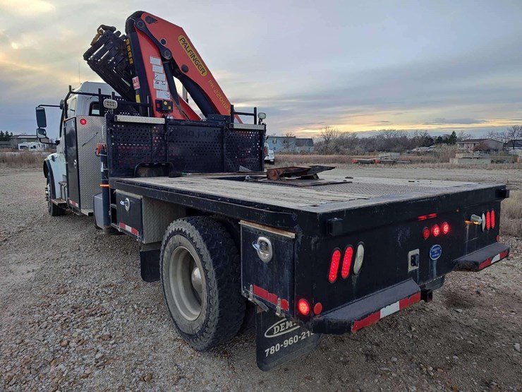 2014-freightliner-m2-106-image-8