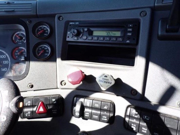 2010-freightliner-cascadia-t/a-hiway-tractor---day-image-19