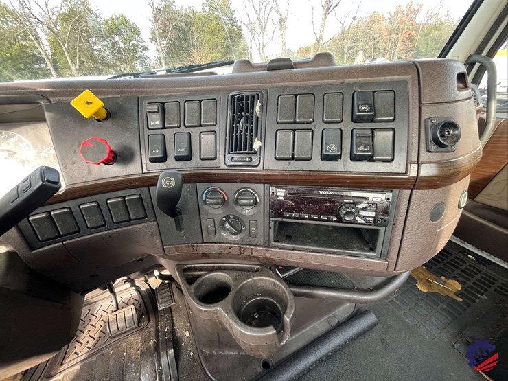 2016-volvo-d11-s/a-truck-tractor-image-61