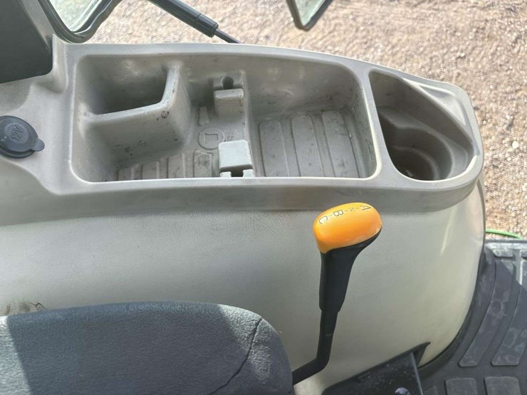 john-deere-3320-image-22