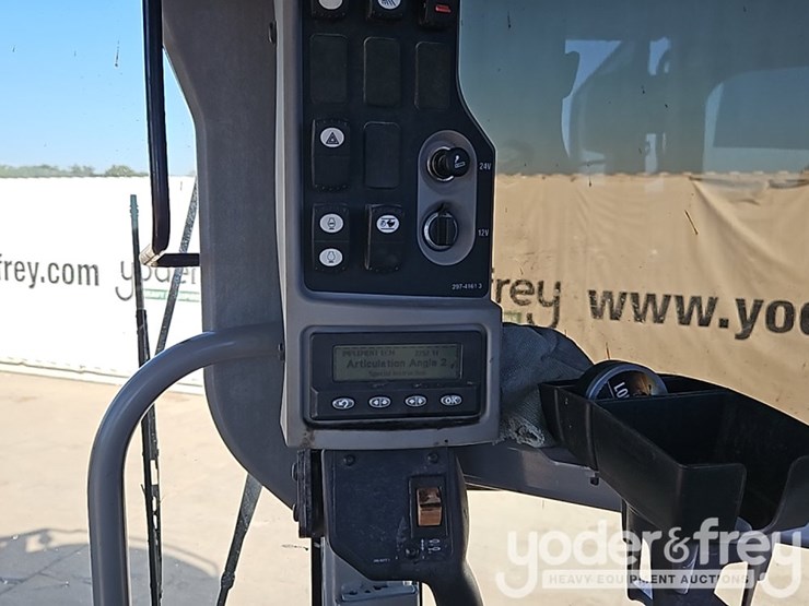 2012-caterpillar-120m-image-28