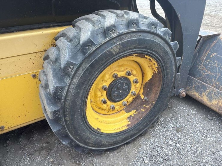 new-holland-l216-image-13