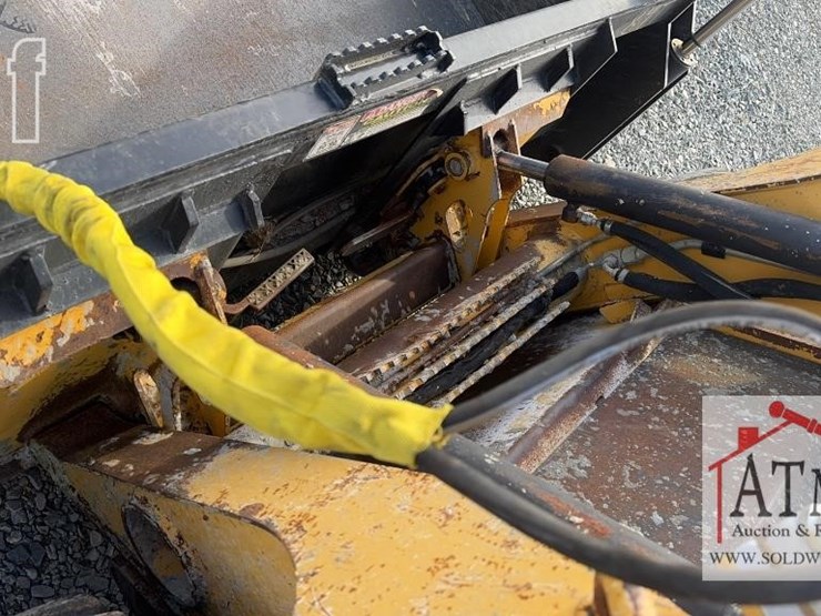 2008-deere-320-image-9