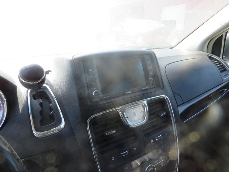 2012-chrysler-town-&-country-image-13