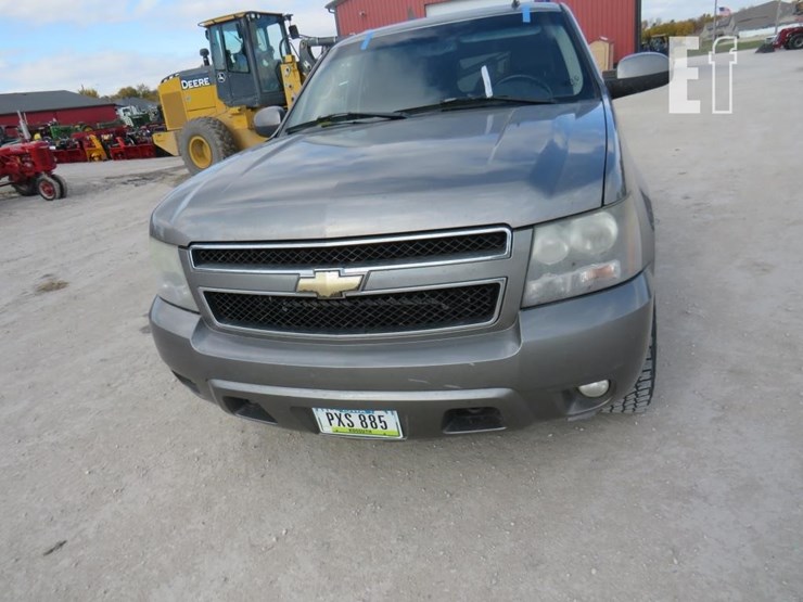 2008-chevrolet-suburban-image-2
