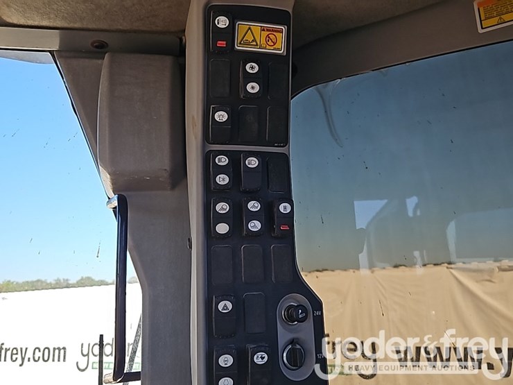 2012-caterpillar-120m-image-29