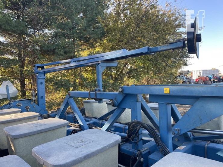 1997-kinze-2600-image-13