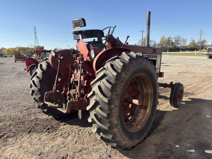 farmall-706-tractor-image-4