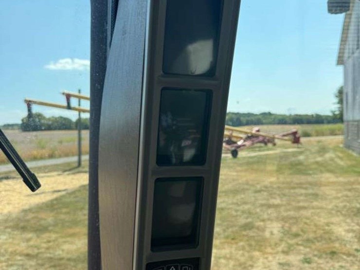 2014-case-ih-235-image-19