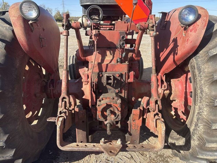 farmall-706-tractor-image-13