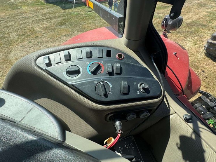 2014-case-ih-235-image-23