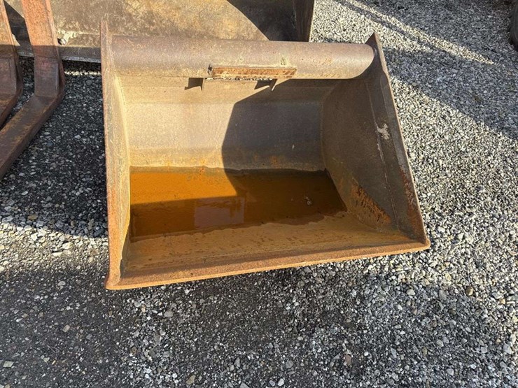 wain-roy-34in-smooth-bucket-for-backhoe-image-2