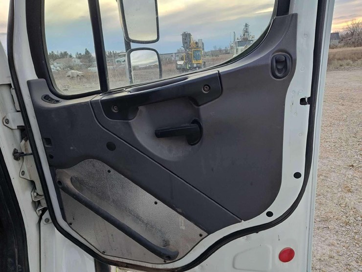 2014-freightliner-m2-106-image-25