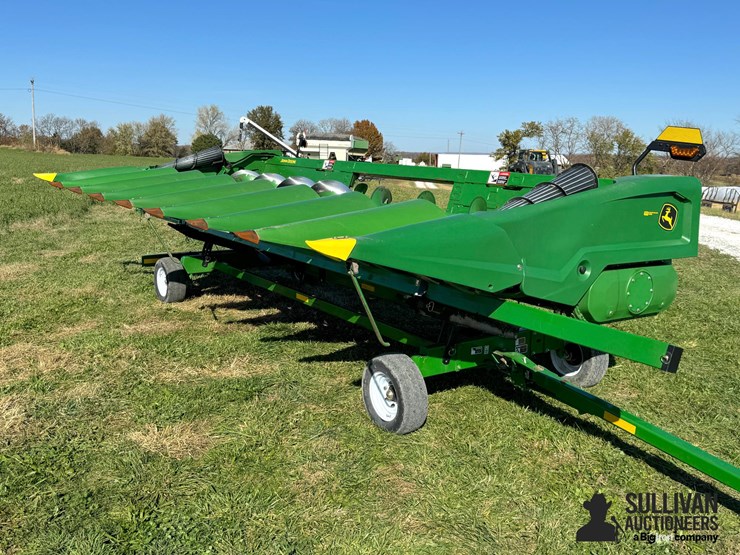 2022-john-deere-c8r-image-3