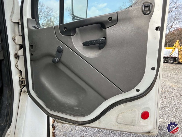 2005-freightliner-m2-business-class-s/a-water-truck-image-50