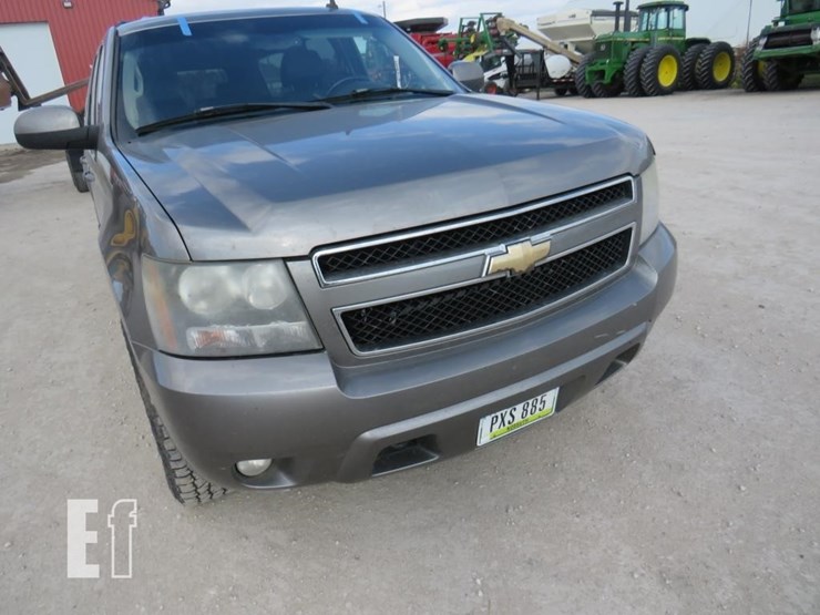 2008-chevrolet-suburban-image-3