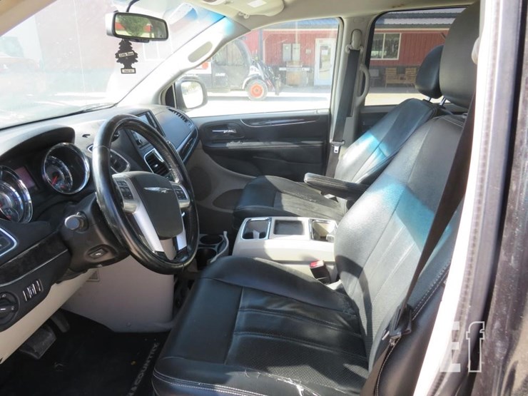 2012-chrysler-town-&-country-image-8