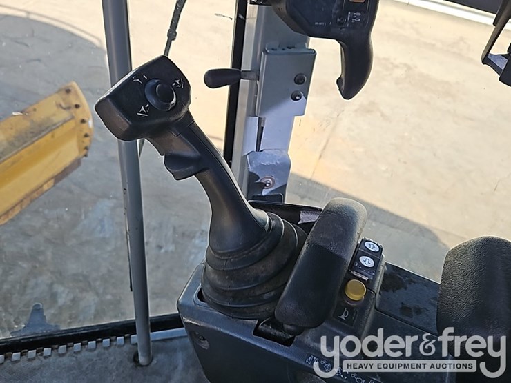 2012-caterpillar-120m-image-26