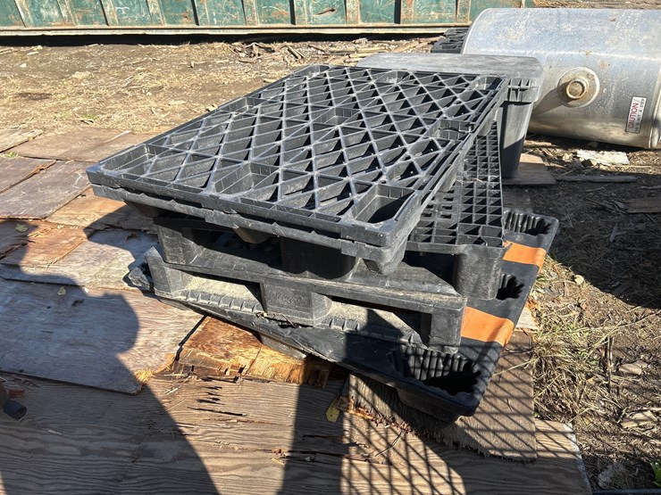 #143-•-(5)-plastic-skids-image-2