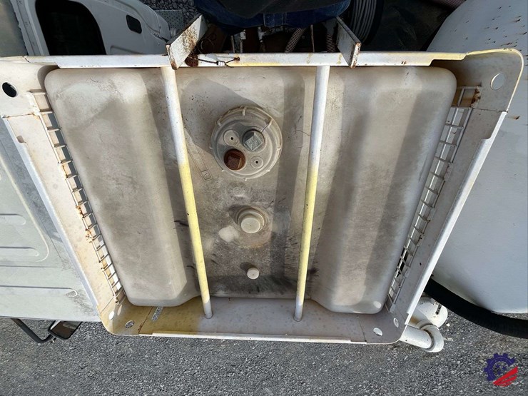 2005-freightliner-m2-business-class-s/a-water-truck-image-40