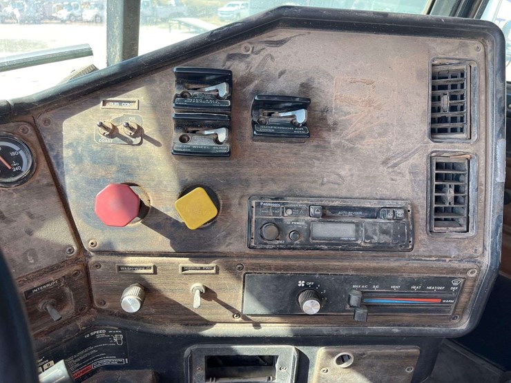 1995-freightliner-fld120-image-18