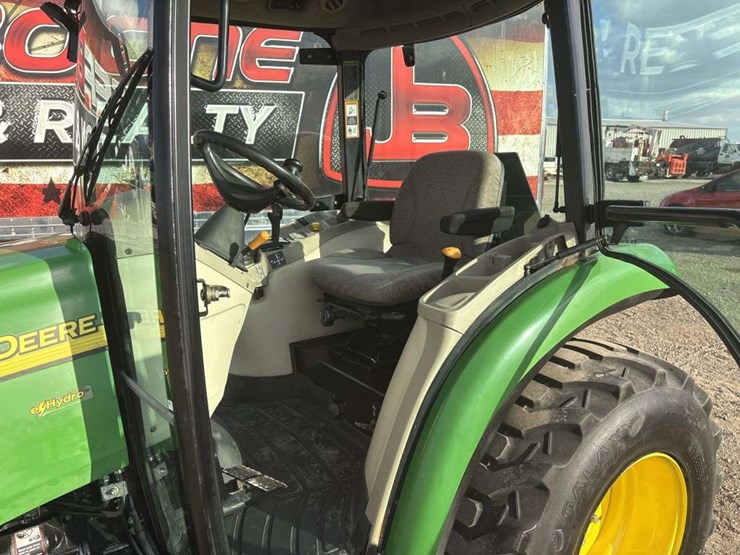 john-deere-3320-image-17