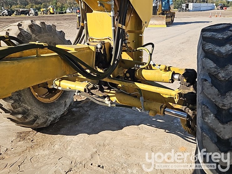 2012-caterpillar-120m-image-11