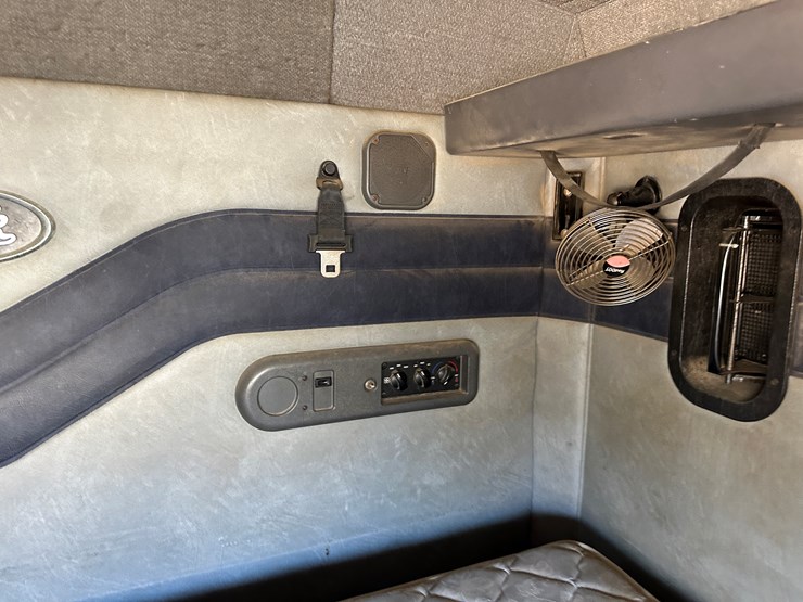 #33701-•-2011-mack-cxu-sleeper-truck-tractor-1m1aw09y4bm013132-image-77