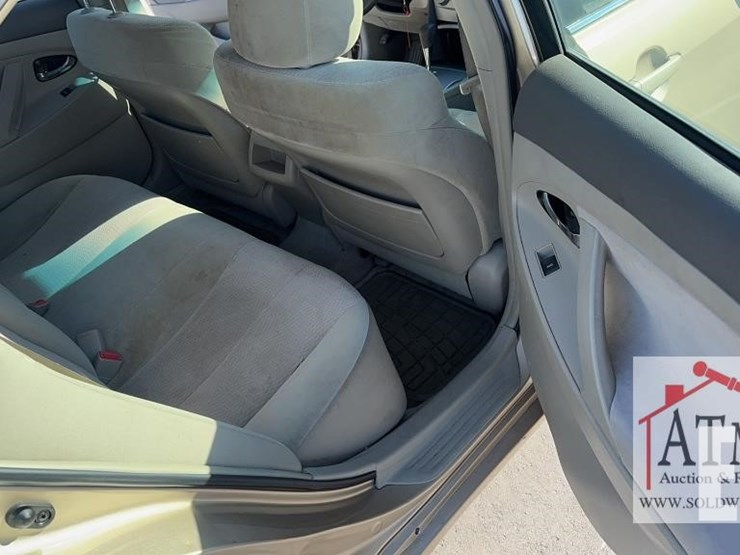 2010-toyota-camry-le-image-13