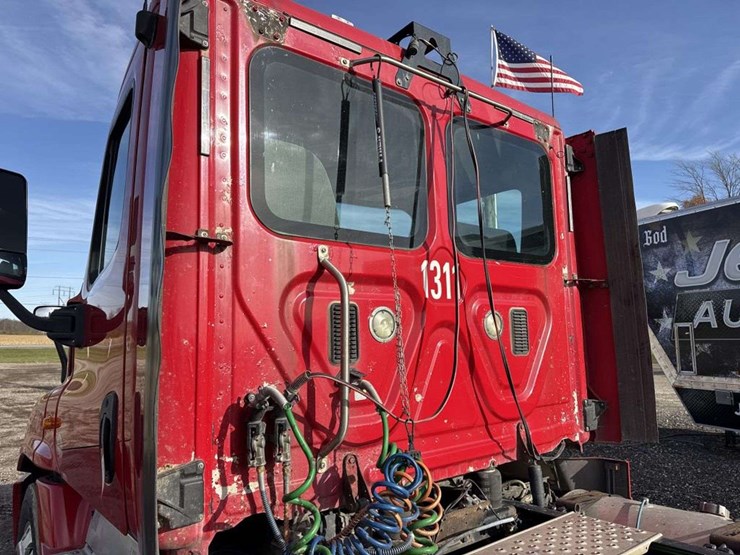 2013-freightliner-cascadia-125-image-10