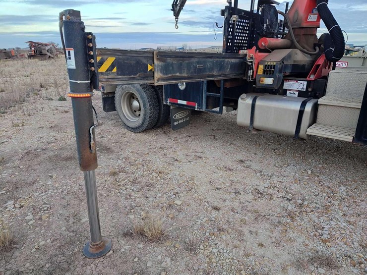 2014-freightliner-m2-106-image-48