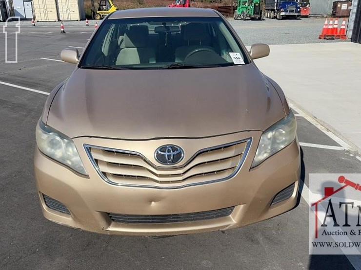 2010-toyota-camry-le-image-8