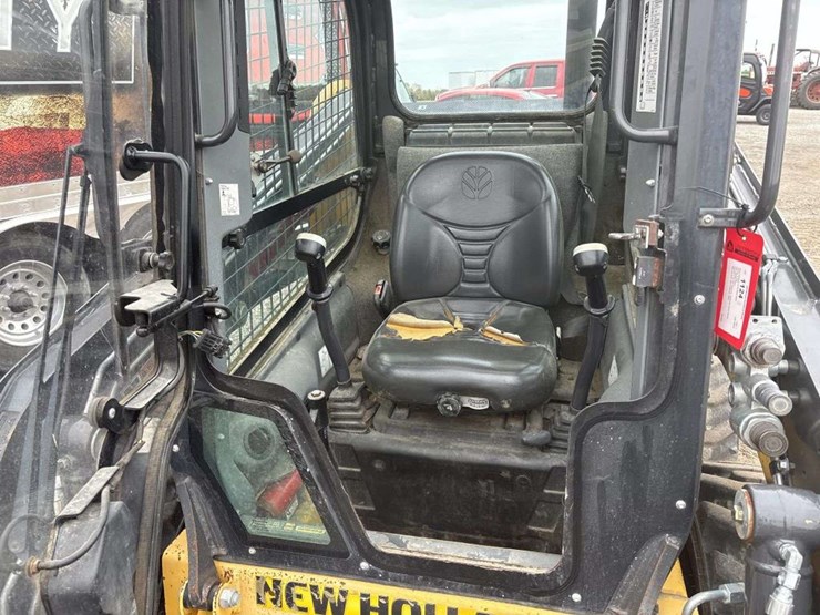 new-holland-l216-image-31