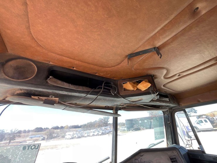 1995-freightliner-fld120-image-21