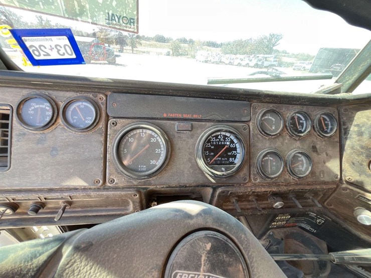 1995-freightliner-fld120-image-17