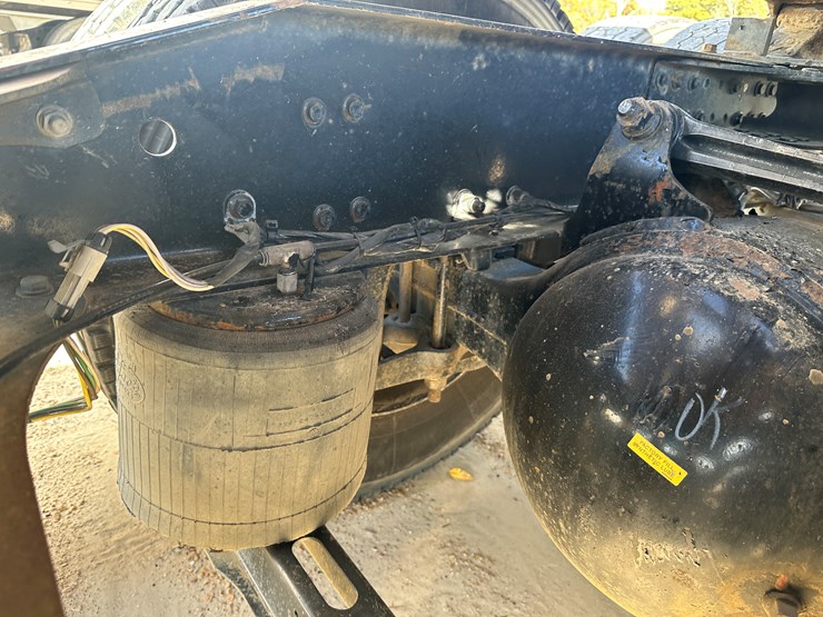 #33701-•-2011-mack-cxu-sleeper-truck-tractor-1m1aw09y4bm013132-image-17