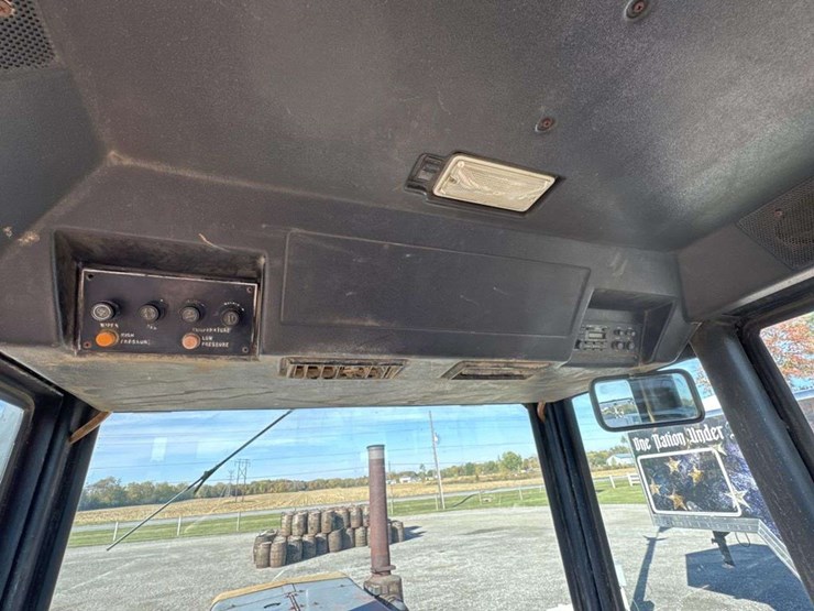 1983-versatile-835-image-36