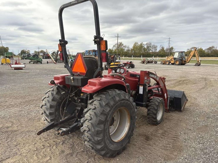 case-dx29-loader-tractor-image-14