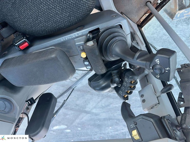 2011-caterpillar-140m-image-23