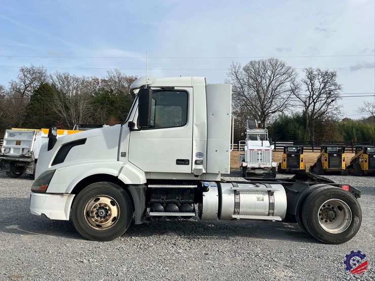 2016-volvo-d11-s/a-truck-tractor-image-2