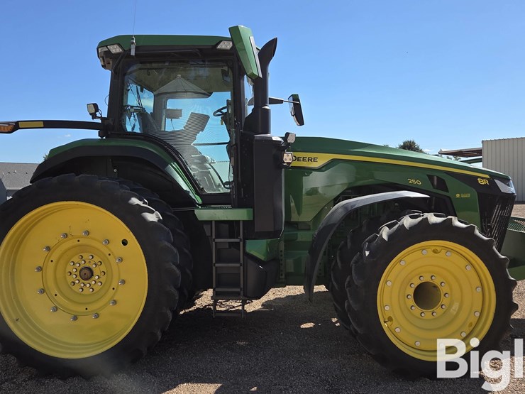 2021-john-deere-8r-250-image-4