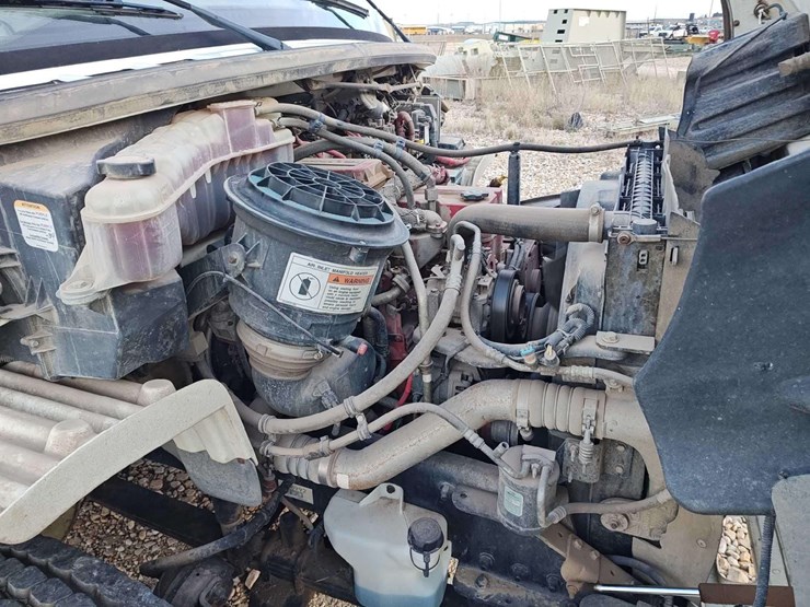 2014-freightliner-m2-106-image-15