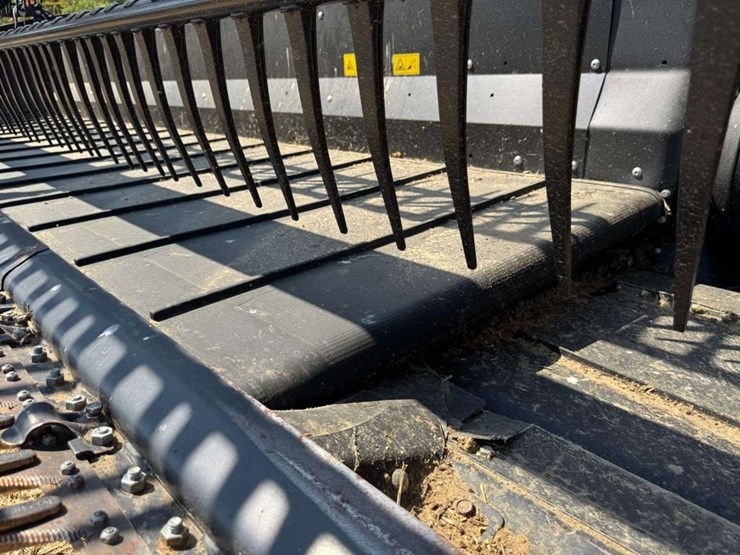 2021-macdon-fd1-40ft-flex-draper-head-image-10