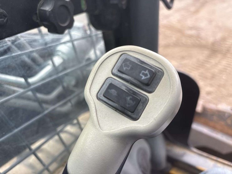 new-holland-l216-image-24