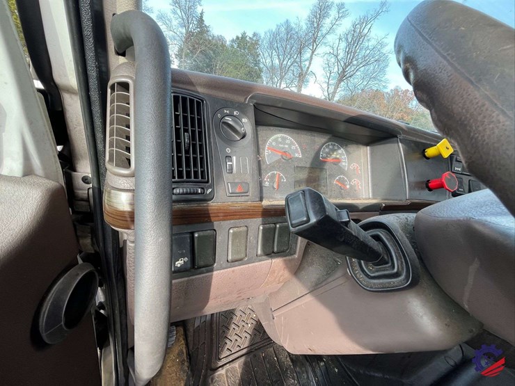 2016-volvo-d11-s/a-truck-tractor-image-62