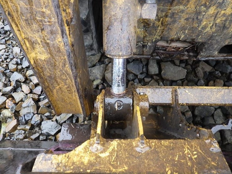 2011-deere-315-image-18